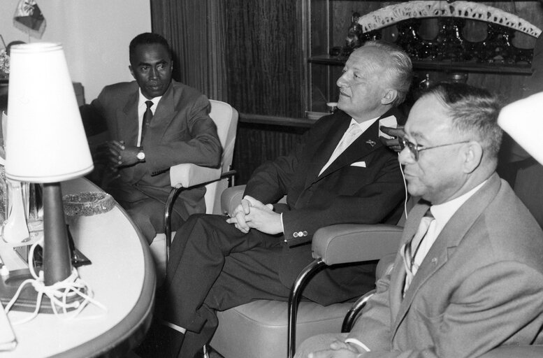 Fotografie 12: Meeting of the permanent joint committee after the EPA Conference with the Parliaments of the African States and Madagascar in Tananarive, Madagascar - 3rd to 5th october 1962 - Presidential Palace