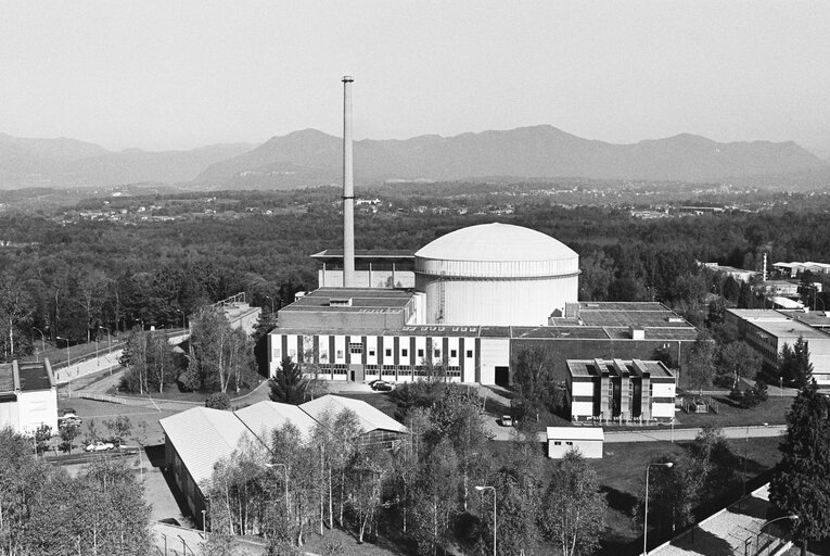 Valokuva 2: Visit of the Committee on Energy, Research and Technology at the Joint Research Centre of Ispra, Italy, in October 1984