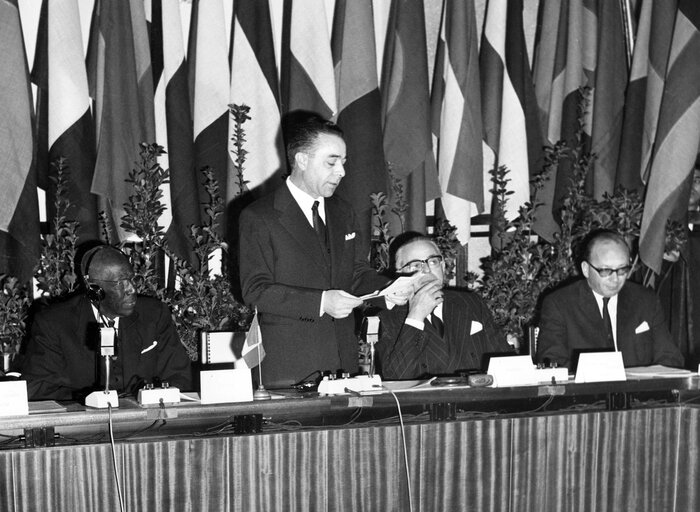 Foto 4: Amadou LAMINE-GUEYE and EP President Gaetano MARTINO during Eurafrican and Malagasy Parliamentary Conference in Messina (Italy) - 21 and 22 February 1964