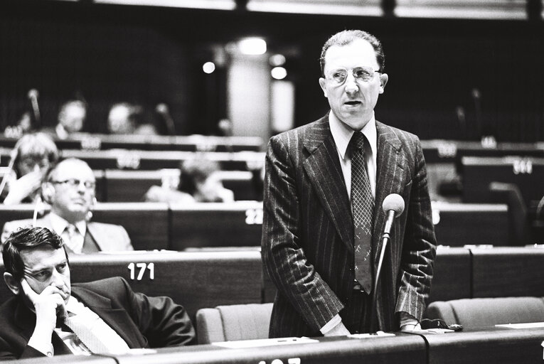 Fotografie 7: The MEP Jacques DELORS during a plenary session in Strasbourg in November 1979.