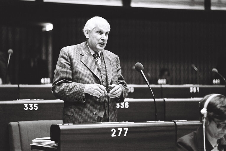 Снимка 3: The MEP Erwin LANGE during a session in the hemicycle of Strasbourg in November 1979.