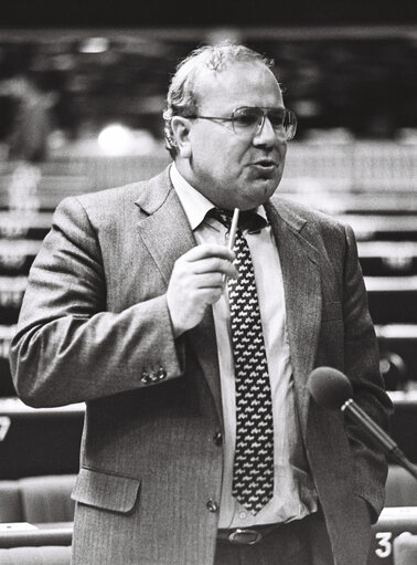 Foto 4: The MEP Martin BANGEMANN during a plenary session in Strasbourg in November 1979.