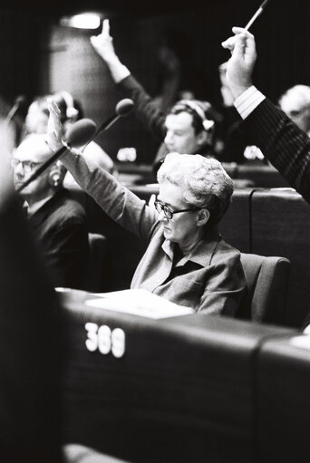 Fotografija 2: Dame Shelagh ROBERTS during a plenary session in Strasbourg in October 1979.Vote