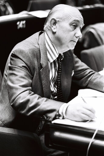 The MEP Peter BEAZLEY during a session in the hemicycle of Strasbourg in November 1979.