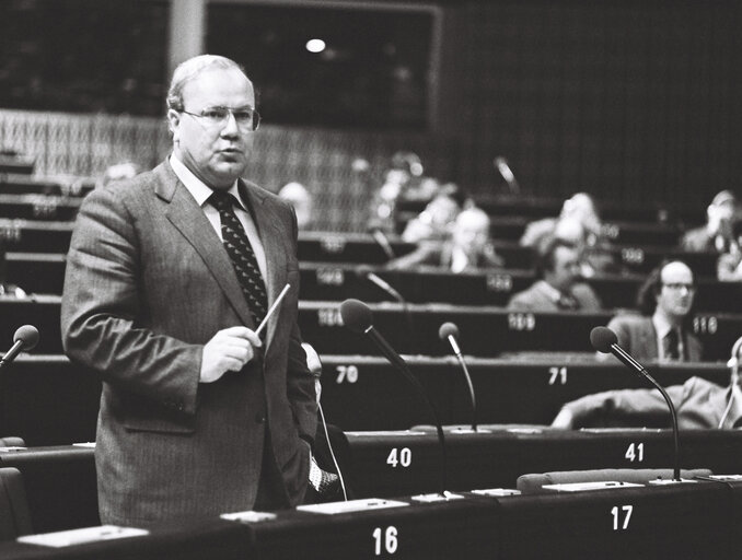 Foto 6: The MEP Martin BANGEMANN during a session in the hemicycle of Strasbourg in November 1979.