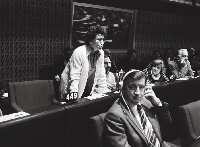 Zdjęcie 5: The MEP Luciana CASTELLINA during a session in the hemicycle of Strasbourg in November 1979.