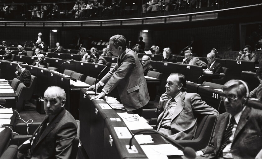 Zdjęcie 10: The MEPs Yves A.R. GALLAND and Aart GEURTSEN during a session in the hemicycle of Strasbourg in November 1979.