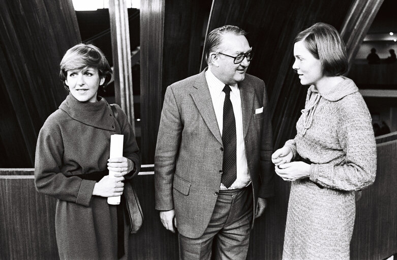 Fotografija 3: The MEPs Suzanne DEKKER, Heinrich AIGNER and Hanja R.H. MAIJ-WEGGEN in the European Parliament of Strasbourg in November 1979.