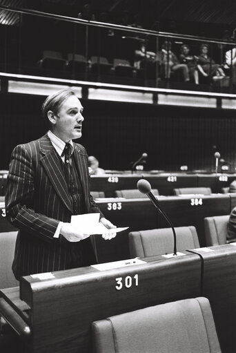 Foto 9: The MEP Robert J. MORELAND during a session in the hemicycle of Strasbourg in November 1979.