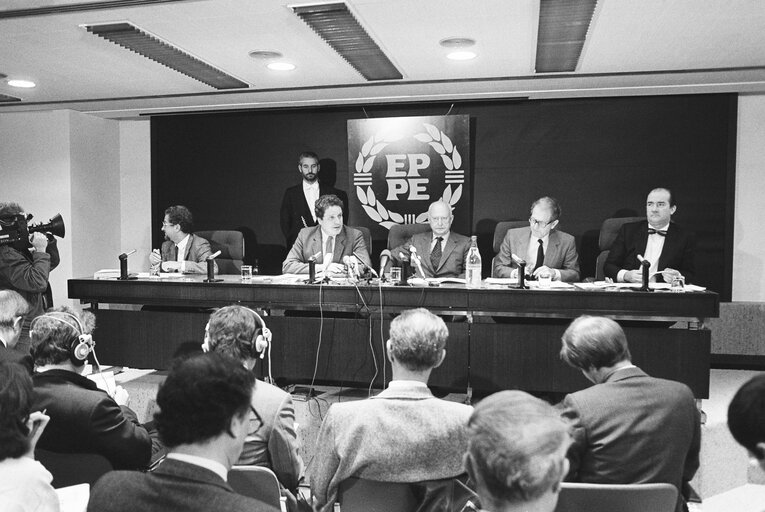 Fotogrāfija 4: Press Conference at the EP in Brussels on the extension of the 1984 budget