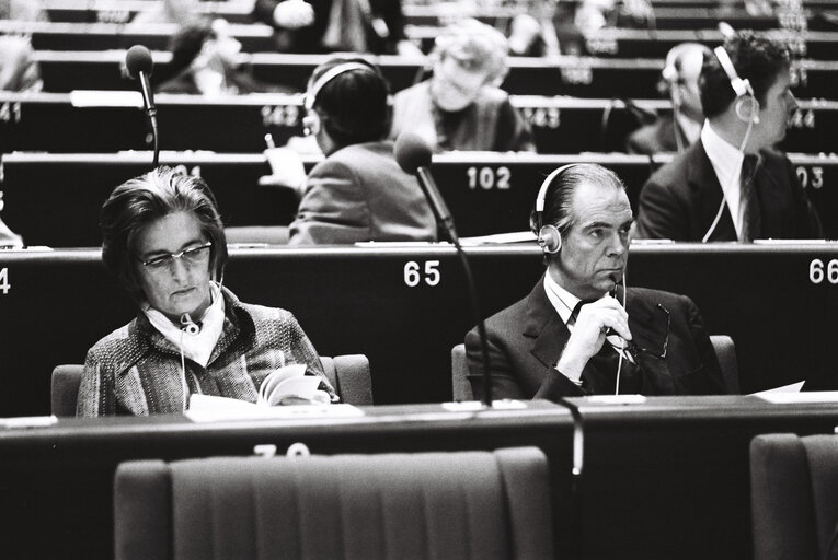 Fotografi 1: The Baroness Diana ELLES and Sir Jack STEWART-CLARK during a session in the hemicycle of Strasbourg in November 1979.