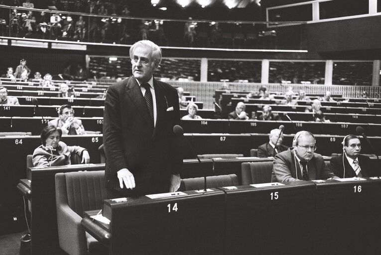 Zdjęcie 3: The MEP James SCOTT-HOPKINS during a session in the hemicycle of Strasbourg in November 1979.