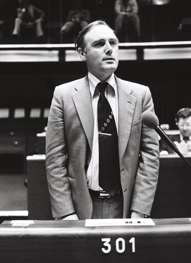 Foto 8: The MEP Robert J. MORELAND during a session in the hemicycle of Strasbourg in November 1979.