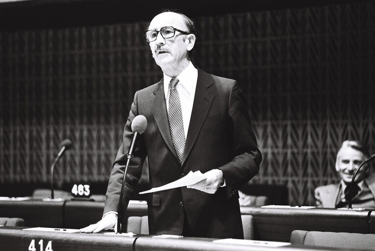 Fotografie 7: The MEP Vincent ANSQUER during a plenary session in Strasbourg in November 1979.