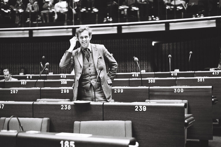 Suriet 1: The MEP Alasdair Henry HUTTON during a session in the hemicycle of Strasbourg in November 1979.