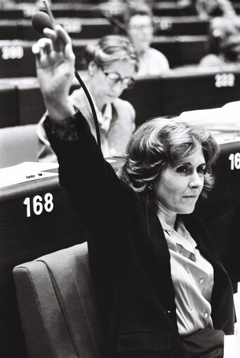 Fotografija 3: Edith CRESSON during a plenary session in Strasbourg in October 1979.Vote