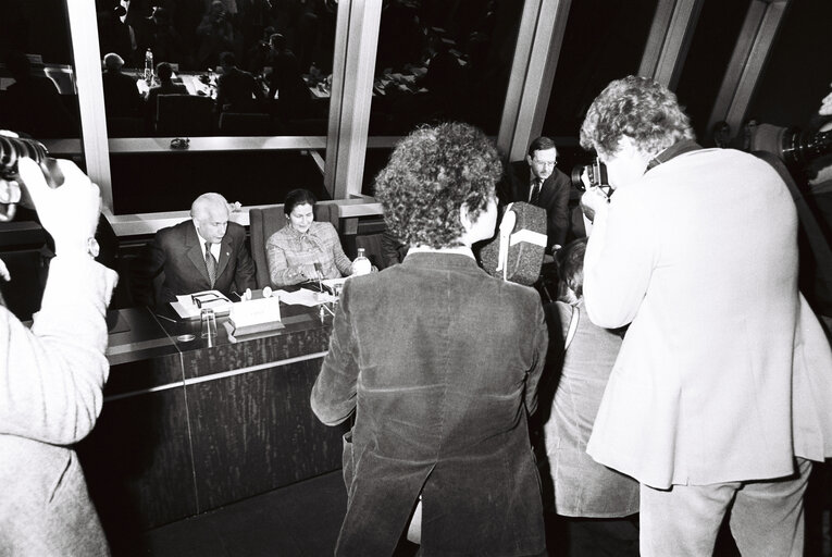 Fotografie 2: Plenary session in Strasbourg in December 1979.Press Conference