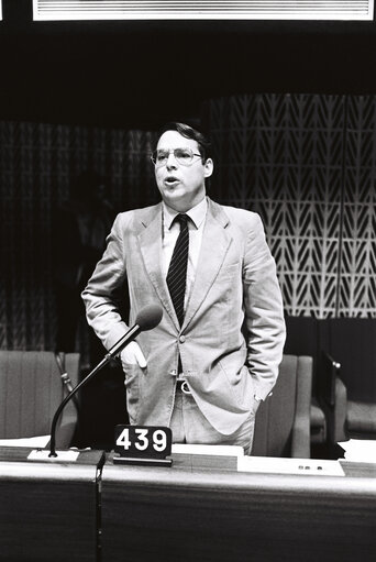 Снимка 3: The MEP Klaus H.W. WETTIG during a session in the hemicycle of Strasbourg in November 1979.