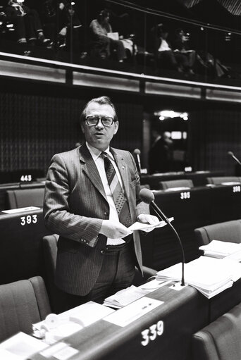 Foto 7: The MEP Johannes Wilhelm PETERS during a session in the hemicycle of Strasbourg in November 1979.