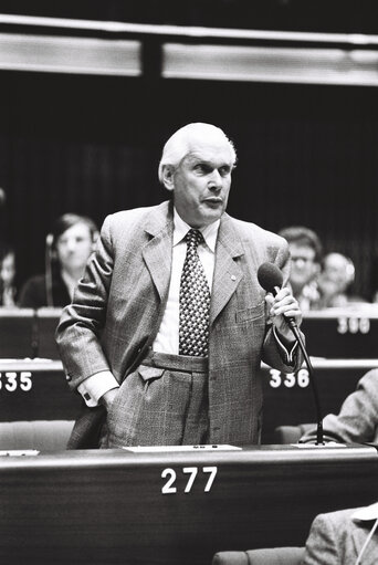 Fotografija 3: The MEP Erwin LANGE during a session in the hemicycle of Strasbourg in November 1979.