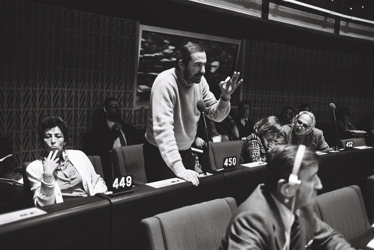 Zdjęcie 8: The MEP Mario CAPANNA during a session in the hemicycle of Strasbourg in November 1979.