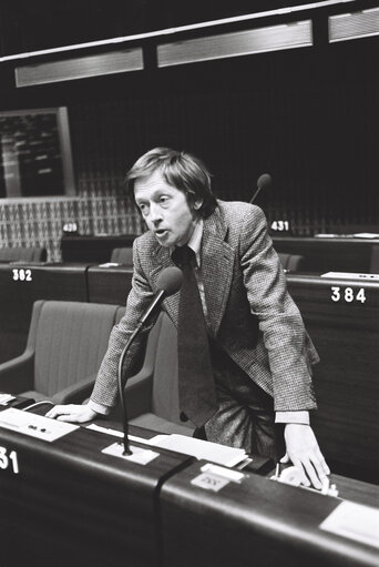 Φωτογραφία 6: The MEP Johan VAN MINNEN during a session in the hemicycle of Strasbourg in November 1979.