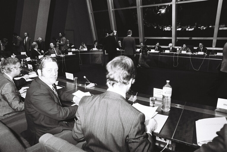 Fotografie 3: Plenary session in Strasbourg in December 1979.Press Conference