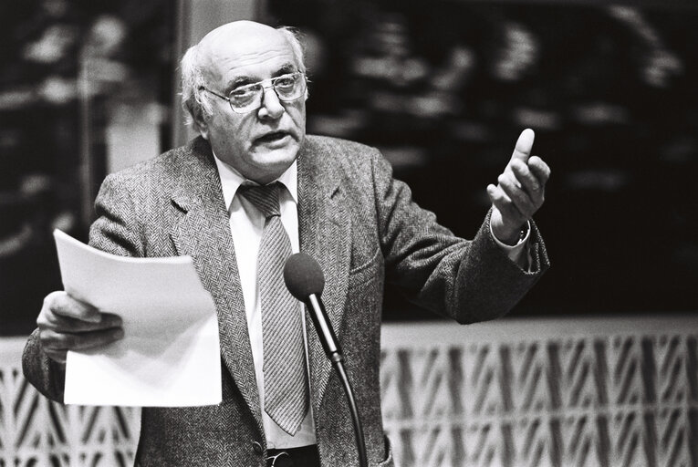 Fotografie 1: The MEP Altiero SPINELLI during a plenary session in Strasbourg in November 1979.