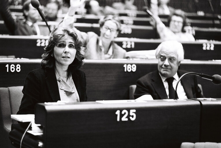 Fotografija 4: Edith CRESSON during a plenary session in Strasbourg in October 1979.Vote