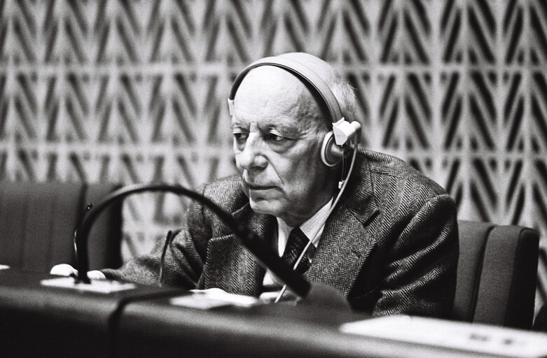 Fotografie 1: Giancarlo PAJETTA during a plenary session in Strasbourg in October 1979.Vote