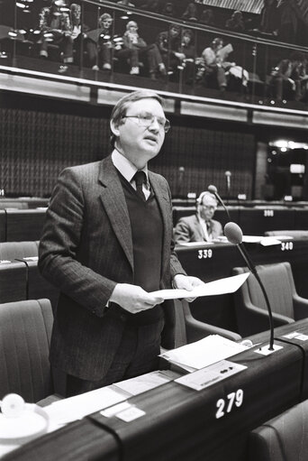 Foto 10: The MEP Rolf LINKOHR during a session in the hemicycle of Strasbourg in November 1979.