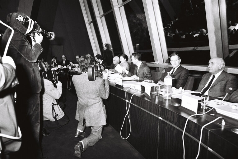 Fotografija 4: Plenary session in Strasbourg in December 1979.Press Conference