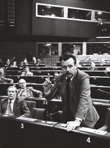 Zdjęcie 2: The MEP Ernest GLINNE during a session in the hemicycle of Strasbourg in November 1979.