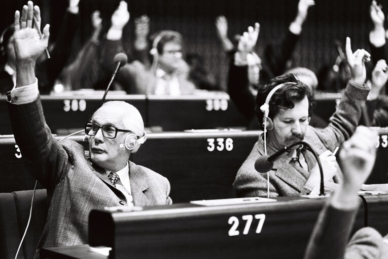 Fotografija 5: Erwin LANGE and Erdmann LINDE during a plenary session in Strasbourg in October 1979.