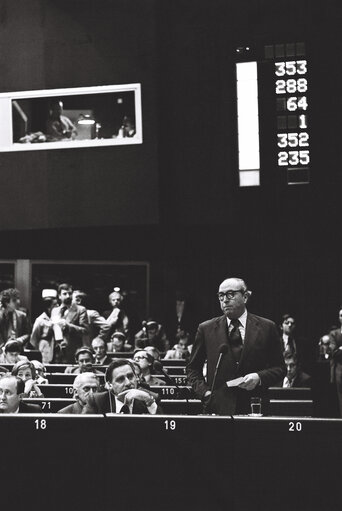 Fotografi 7: The President of the European Commission Roy JENKINS during a session in the hemicycle of Strasbourg in December 1979.