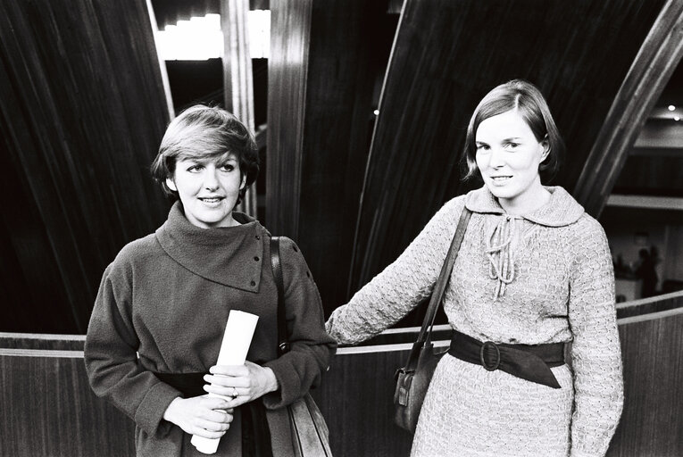 Fotografija 2: The MEPs Suzanne DEKKER and Hanja R.H. MAIJ-WEGGEN in the European Parliament of Strasbourg in November 1979.