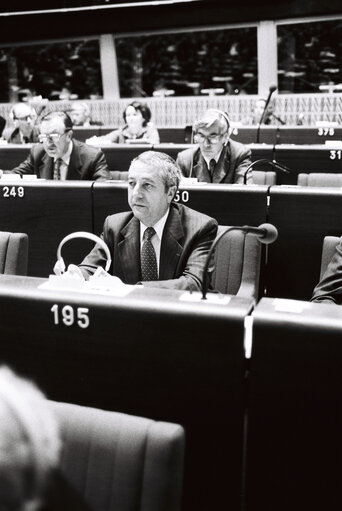 Foto 5: Robert DELOROZOY during a plenary session in Strasbourg in January 1980