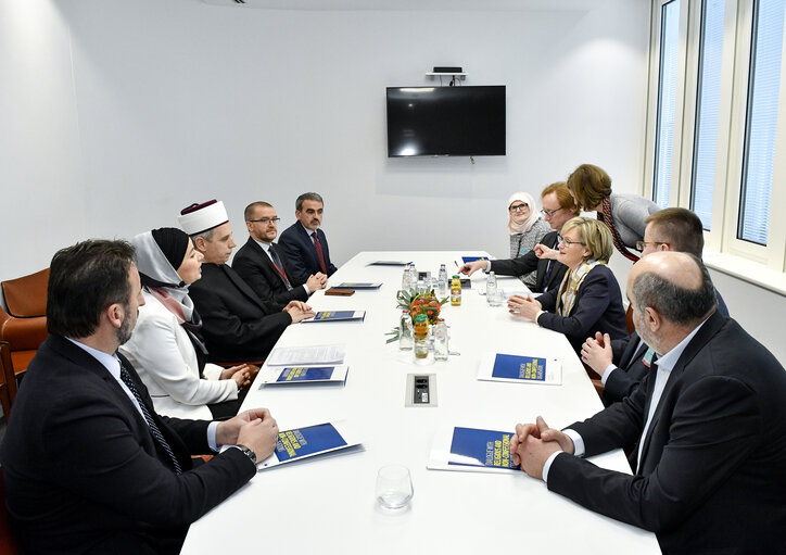 Article 17 TFEU dialogue with churches, religions and philosophical organisations. Vice President McGuinness meets with the Bosnian Mufti for Europe, Mr Osman Kozlić, and a delegation of Bosnian Imams from Europe