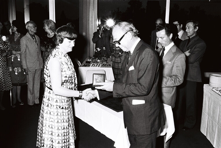 Foto 12: Medal award ceremony to long-serving civil servants