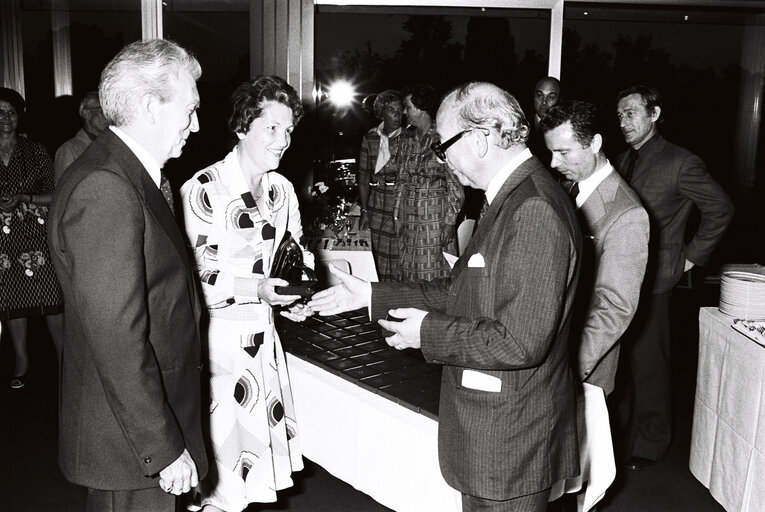 Foto 2: Medal award ceremony to long-serving civil servants