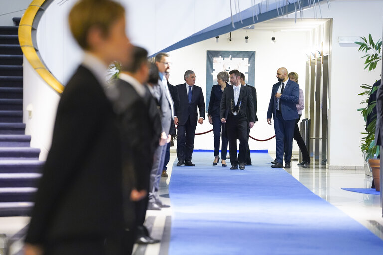 Fotografija 8: EP President Antonio TAJANI and EP Brexit coordinator Guy VERHOFSTADT (ALDE,BE), receive British Prime Minister Theresa MAY to discuss on the latest developments in the negotiations on the British departure from the European Union