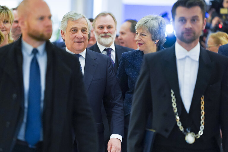 Fotografija 5: EP President Antonio TAJANI and EP Brexit coordinator Guy VERHOFSTADT (ALDE,BE), receive British Prime Minister Theresa MAY to discuss on the latest developments in the negotiations on the British departure from the European Union