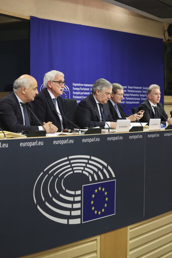 Foto 9: EP President press conference with Prof. COGNETTI and European football coaches on health and sports