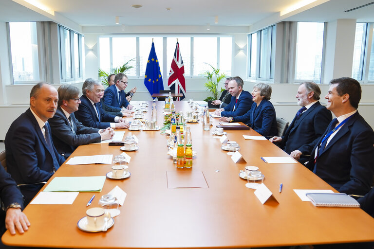 Fotografija 13: EP President Antonio TAJANI and EP Brexit coordinator Guy VERHOFSTADT (ALDE,BE), receive British Prime Minister Theresa MAY to discuss on the latest developments in the negotiations on the British departure from the European Union