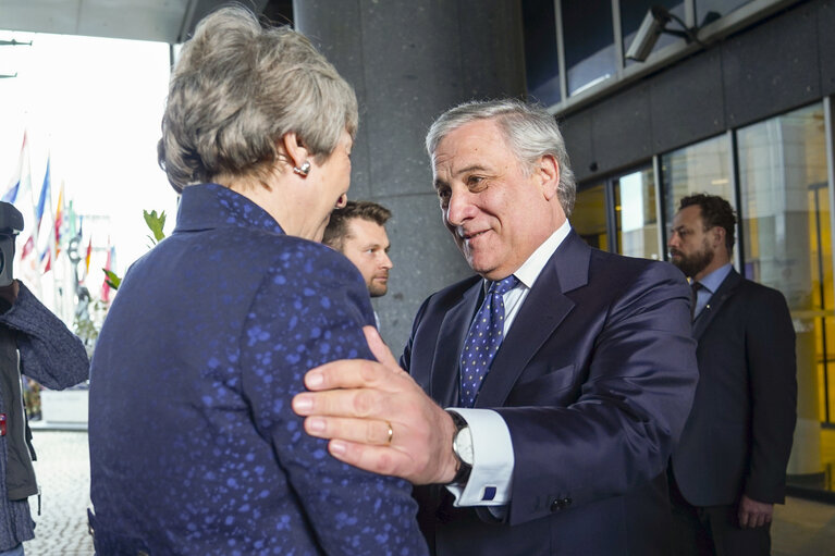 Fotografija 19: EP President Antonio TAJANI and EP Brexit coordinator Guy VERHOFSTADT (ALDE,BE), receive British Prime Minister Theresa MAY to discuss on the latest developments in the negotiations on the British departure from the European Union