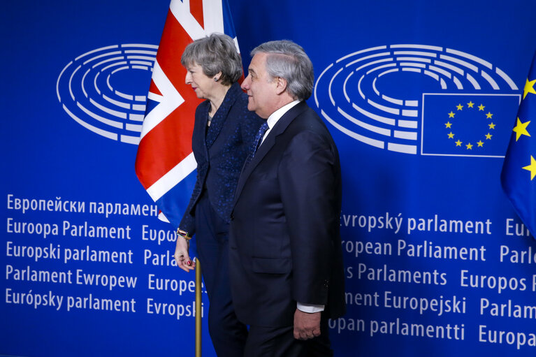 Billede 1: EP President Antonio TAJANI and EP Brexit coordinator Guy VERHOFSTADT (ALDE,BE), receive British Prime Minister Theresa MAY