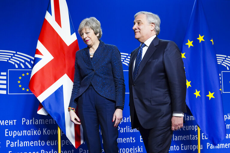 Fotografija 15: EP President Antonio TAJANI and EP Brexit coordinator Guy VERHOFSTADT (ALDE,BE), receive British Prime Minister Theresa MAY to discuss on the latest developments in the negotiations on the British departure from the European Union