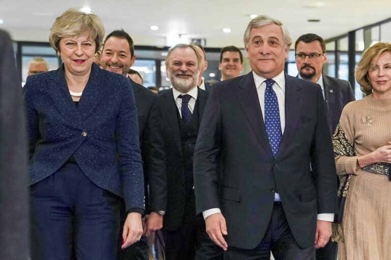 Fotografija 17: EP President Antonio TAJANI and EP Brexit coordinator Guy VERHOFSTADT (ALDE,BE), receive British Prime Minister Theresa MAY to discuss on the latest developments in the negotiations on the British departure from the European Union