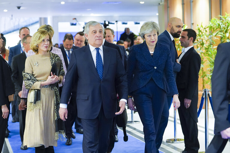 Fotografija 3: EP President Antonio TAJANI and EP Brexit coordinator Guy VERHOFSTADT (ALDE,BE), receive British Prime Minister Theresa MAY to discuss on the latest developments in the negotiations on the British departure from the European Union