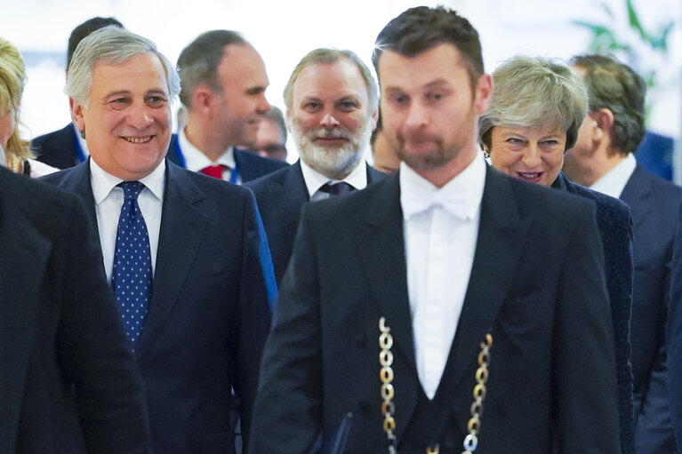 Fotografija 6: EP President Antonio TAJANI and EP Brexit coordinator Guy VERHOFSTADT (ALDE,BE), receive British Prime Minister Theresa MAY to discuss on the latest developments in the negotiations on the British departure from the European Union